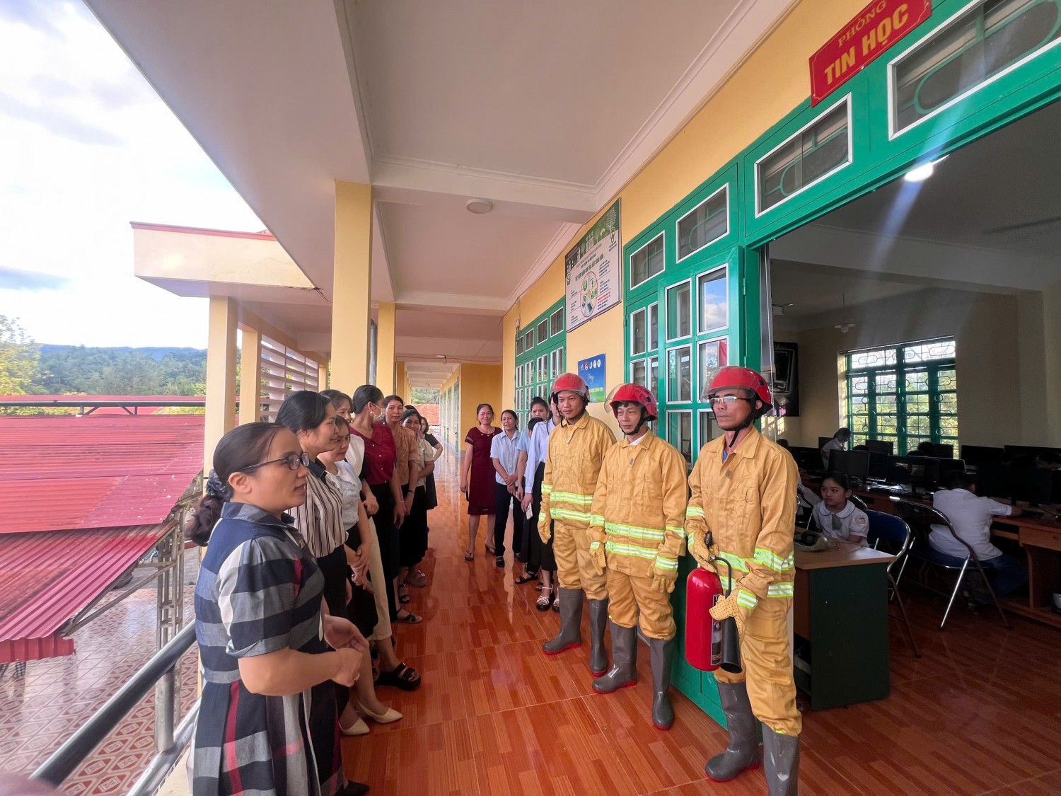 TRƯỜNG TIỂU HỌC THANH AN PHỐI HỢP TỔ CHỨC TẬP HUẤN CÔNG TÁC PHÒNG CHÁY, CHỮA CHÁY CHO CÁN BỘ, GIÁO VIÊN, NHÂN VIÊN